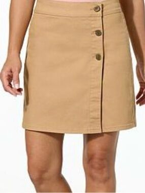 NWOT DG2 by Diane Gilman Classic Stretch Denim Button Front Wrap Skort 
Size 2P
